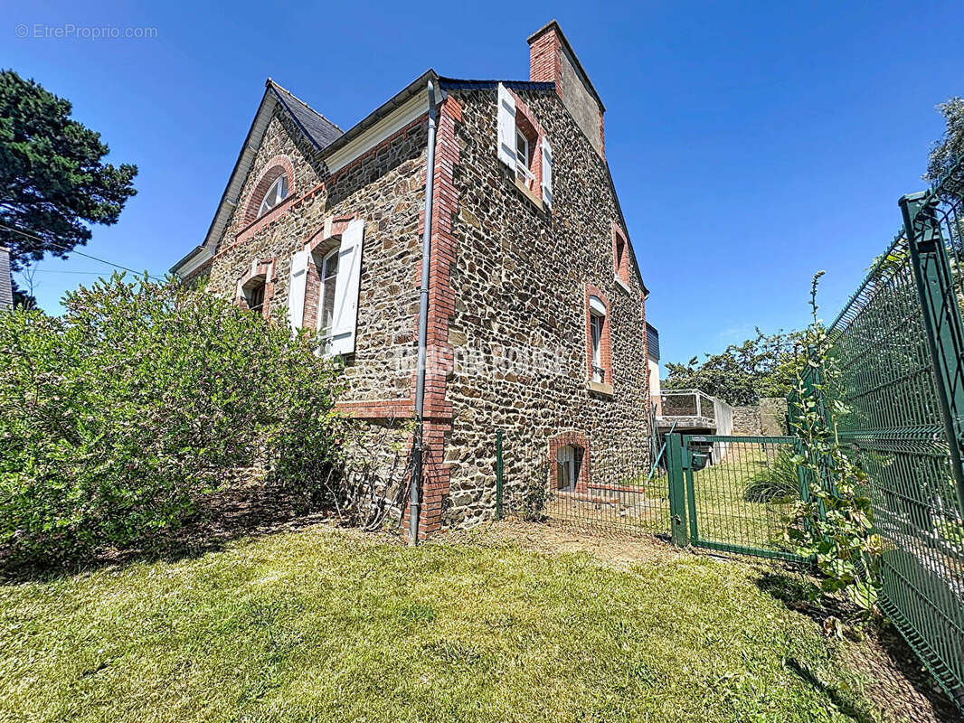 Maison en pierre rénovée avec gîte indépendant à vendre à Binic dans un environnement calme proche du centre - photo 2