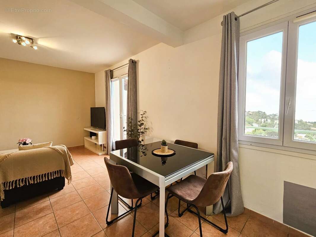 Appartement à ROQUEBRUNE-SUR-ARGENS