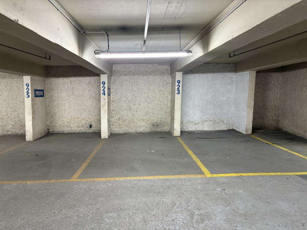 Parking à PARIS-9E