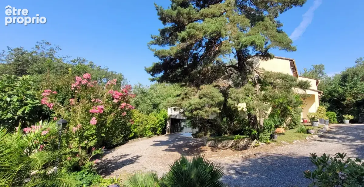 Maison avec piscine sur un terrain arboré de 1589m², secteur  Montélimar - photo 12