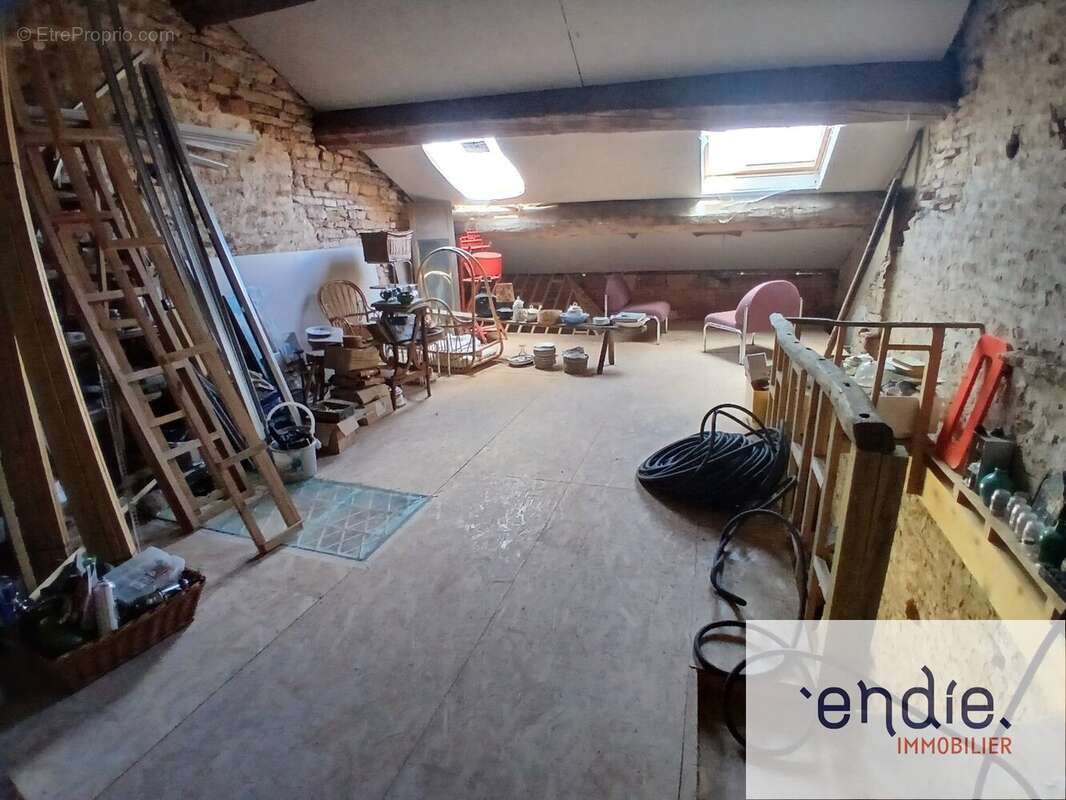 Maison de caractère à rénover  140 m² habitables Vals-des-Tilles (Villemoron) sur terrain de 570m² - photo 9