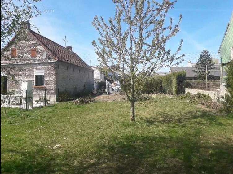 Terrain à AVESNES-LE-SEC