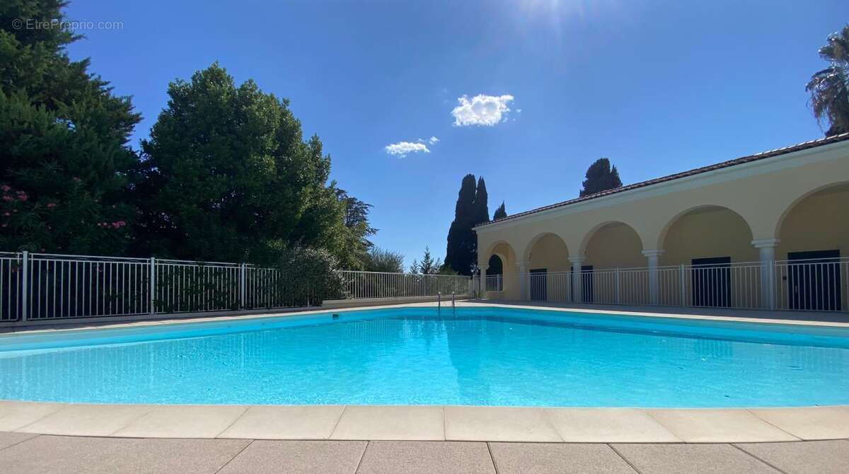 Californie-Pezou, grand T2 en dernier étage avec piscine et garage - photo 4