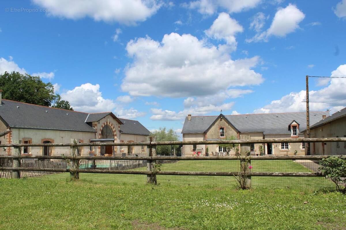   - Maison à SEICHES-SUR-LE-LOIR