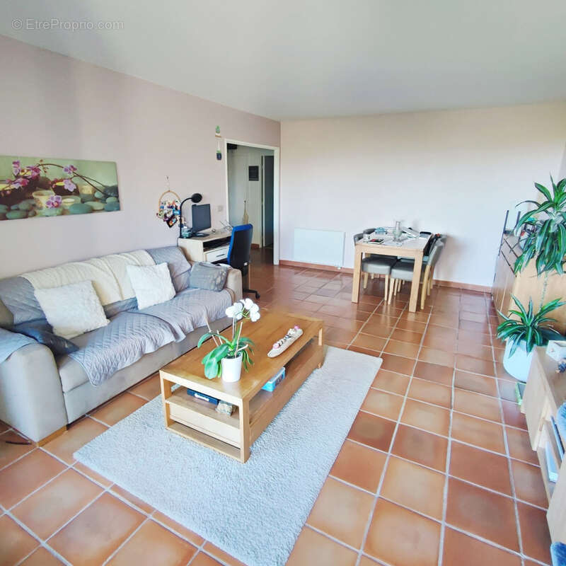 MOUGINS LE HAUT Appartement 3p, terrasse aperçu mer + cave et parking - photo 3