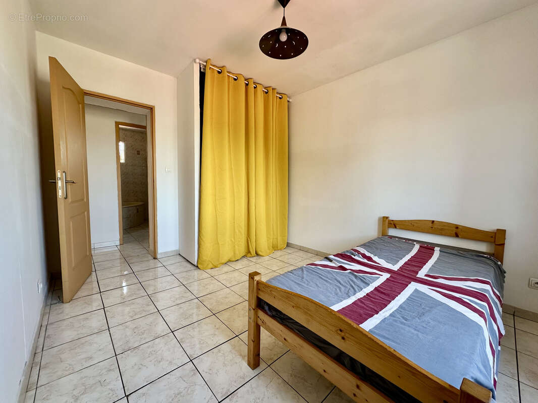 St Gilles (30): Grande Villa T5 de 117 m2 sur 253 m2 de terrain avec garage et deux parkings - photo 12