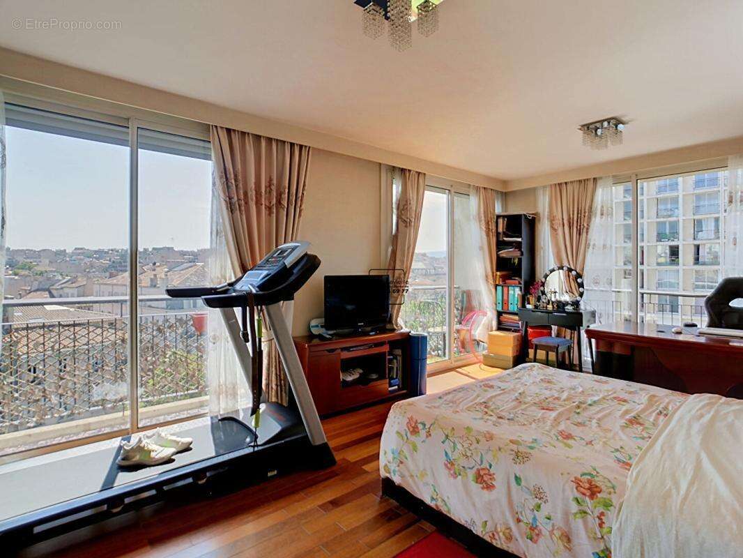Marseille (13001) - BOURSE - VIEUX PORT - T4 lumineux - 91 m2 - Vue Panoramique et balcons - photo 5