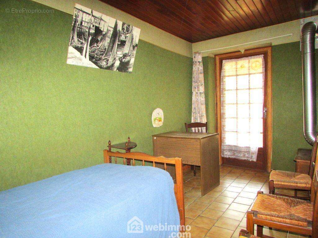 Attenants, un bureau de 8,7 m2 qui fait office de chambre, - Maison à LENCLOITRE