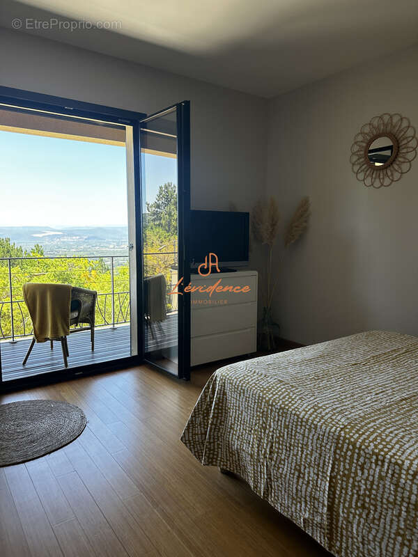 Dominant les hauteurs d'Allan, cette villa ne ressemble à aucune autre - photo 12