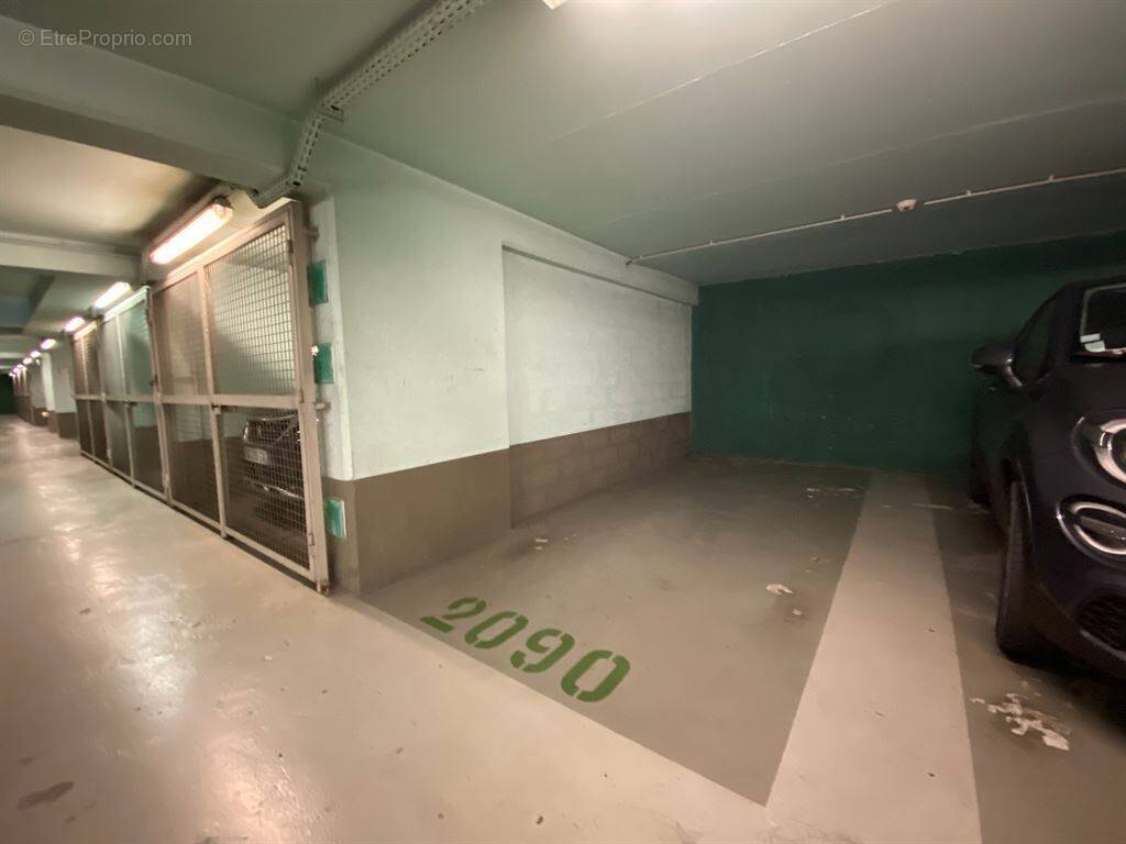 Parking à PARIS-16E