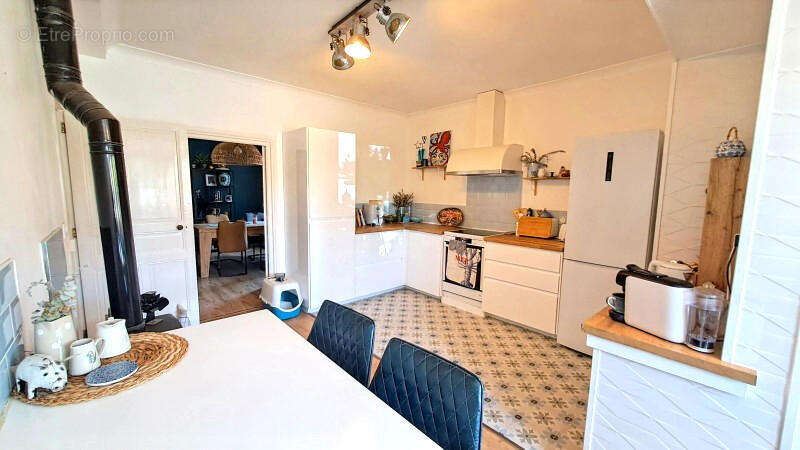 Charmante Maison, Jardin Paysager Style Méditerranéen, 4 Chambres, 2 Salles de Bains, Magasins Proche, Nieuil, Charente - photo 12