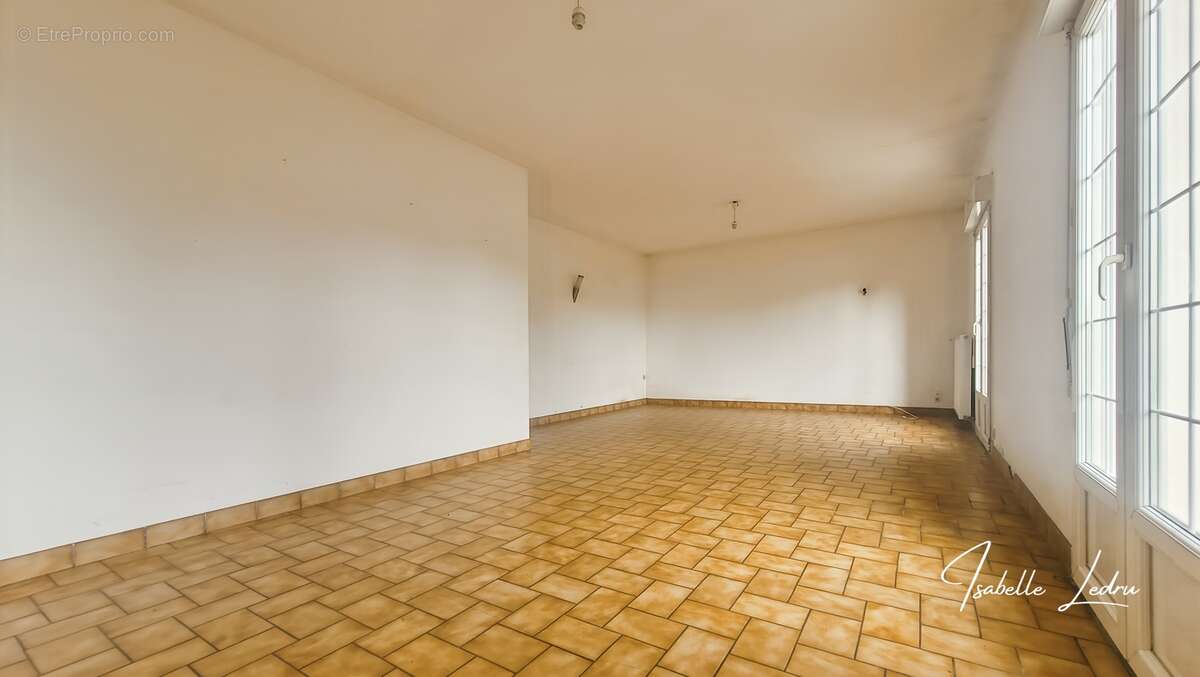 Maison à SAINT-JULIEN-DE-VOUVANTES