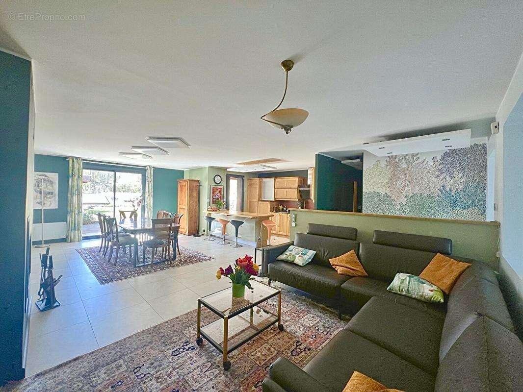 Maison à SAINT-GENIS-POUILLY