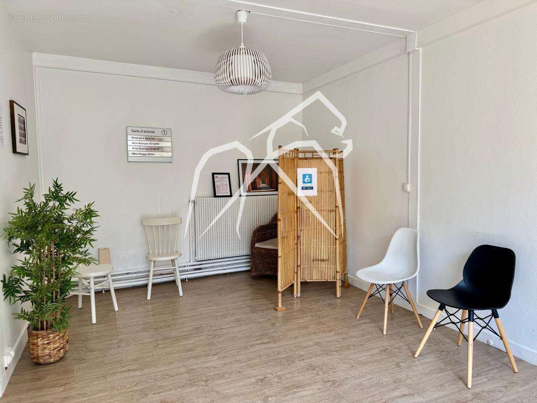 Local commercial  Barentin  153 m² - photo 4
