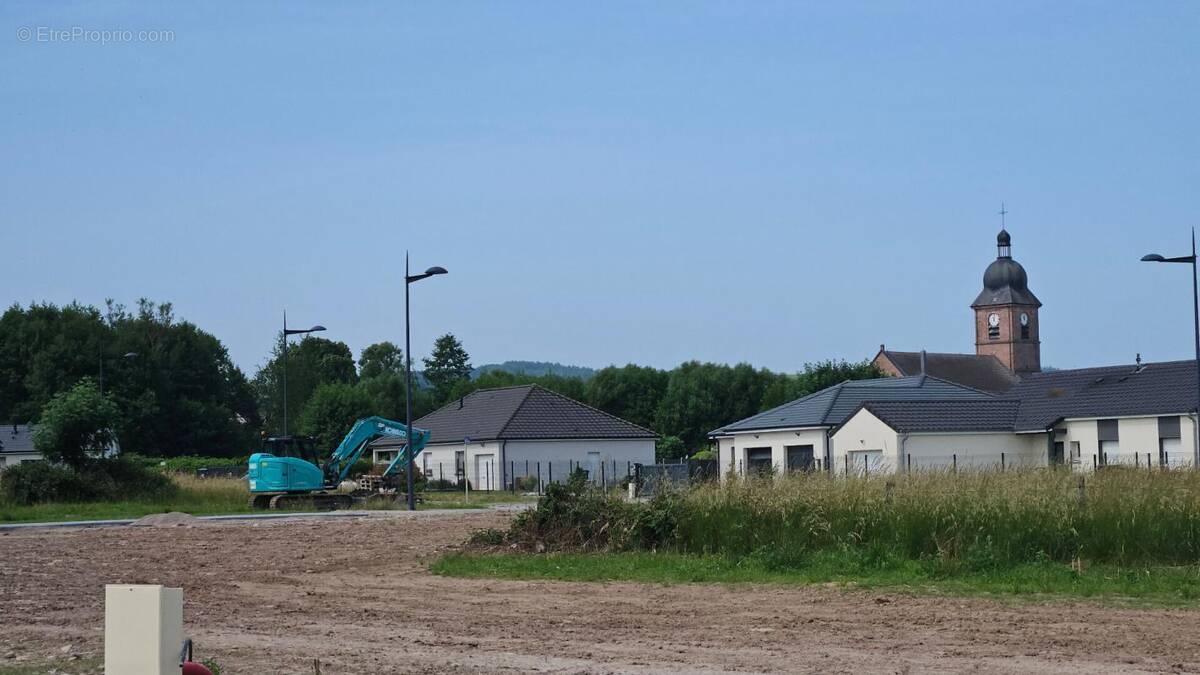 Terrain à GRANGES-SUR-VOLOGNE