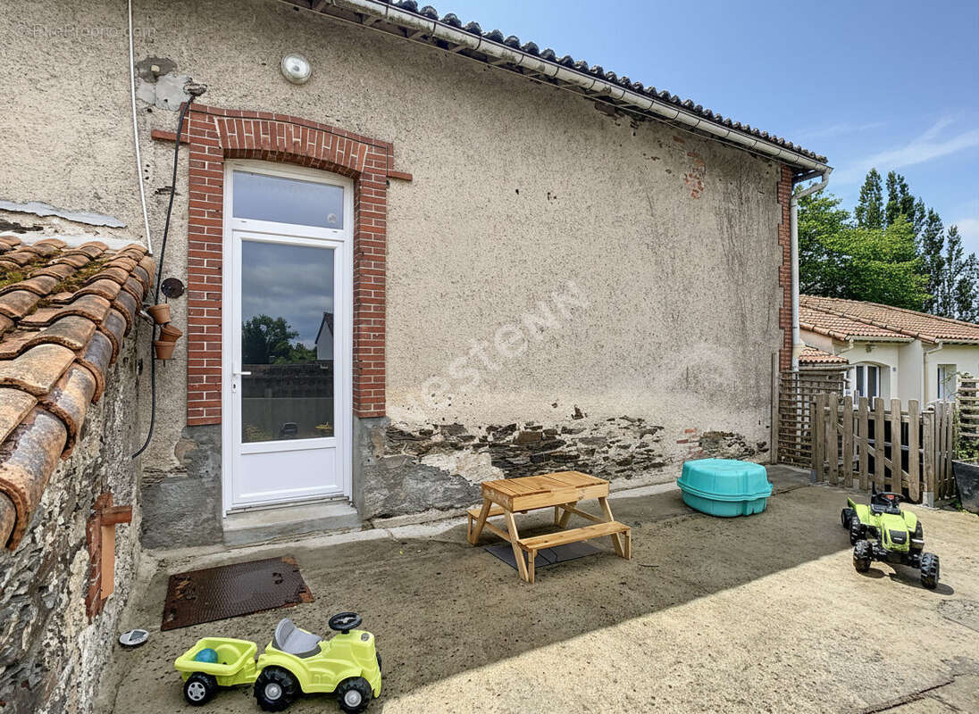 Maison à SAINT-MACAIRE-EN-MAUGES