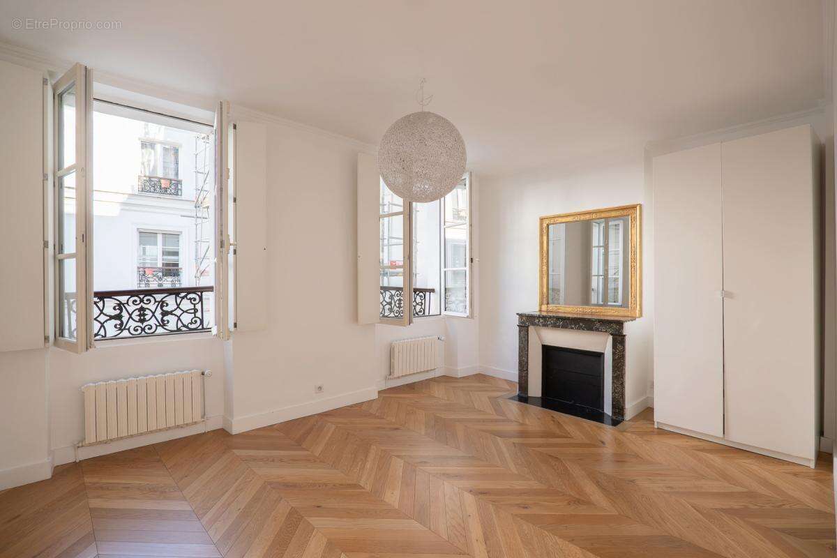 Appartement à PARIS-1E