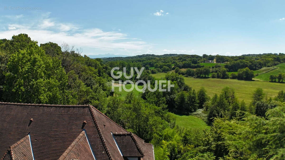 Maison spacieuse à vendre à Lagor - 6 chambres et grand terrain - photo 3