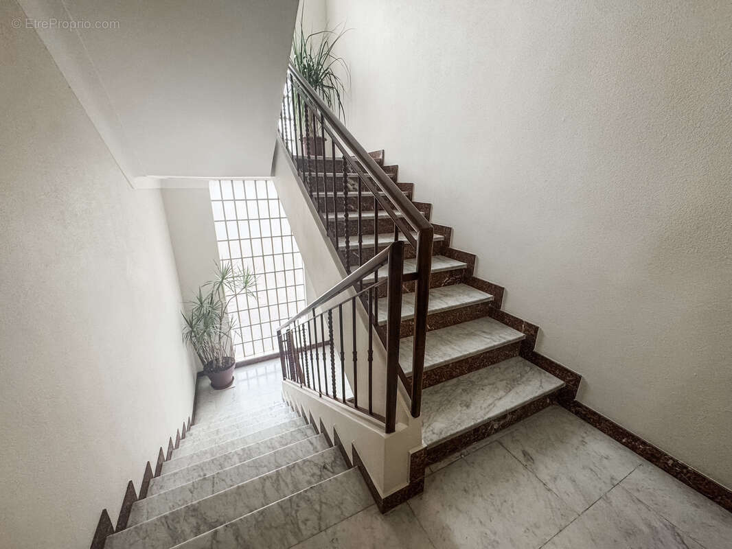 Appartement à SAINT-LAURENT-DU-VAR