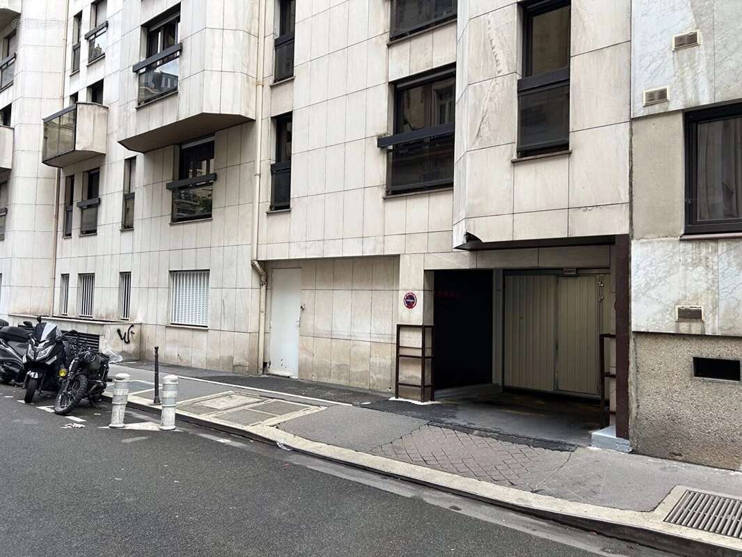 Parking à PARIS-17E