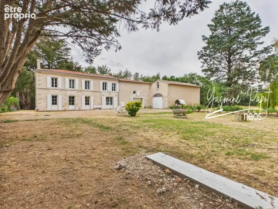 Maison pierre 141 m², piscine intérieure, 2 500 m² - Saint-Symphorien - photo 3