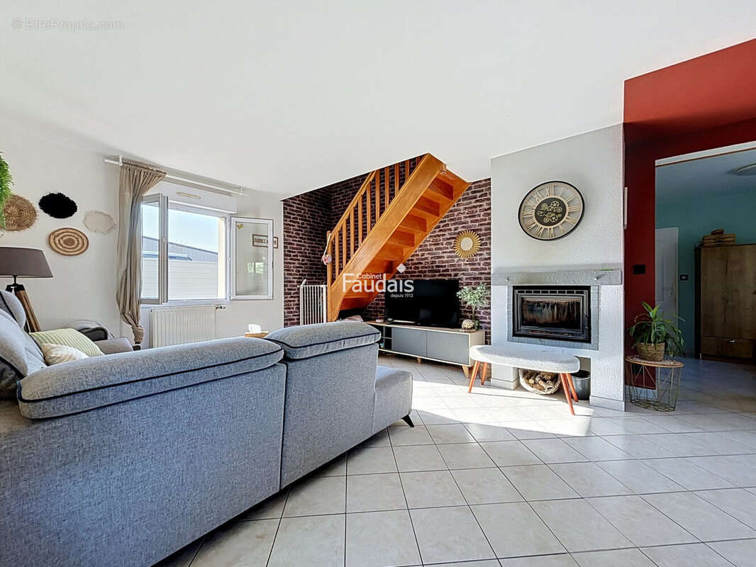 Maison 130 m² à Saint-Symphorien-Le-Valois  - photo 4