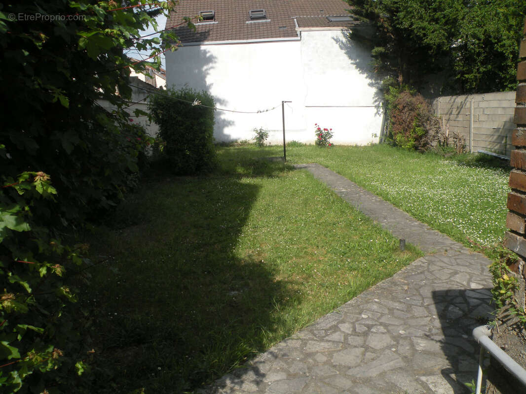 DRANCY LES OISEAUX - Maison 5 pièces 3 chambres- Sous-Sol total-Combles-Garage- Jardin-Terrasse - photo 13