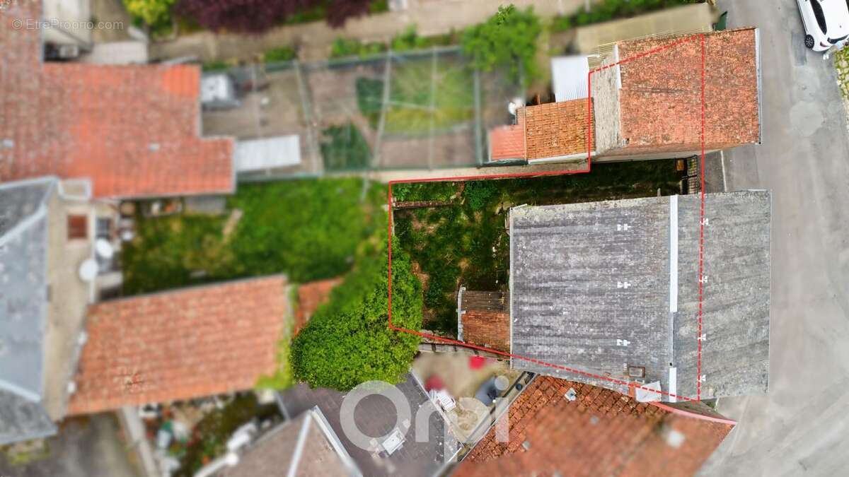 Maison à LA JONCHERE-SAINT-MAURICE