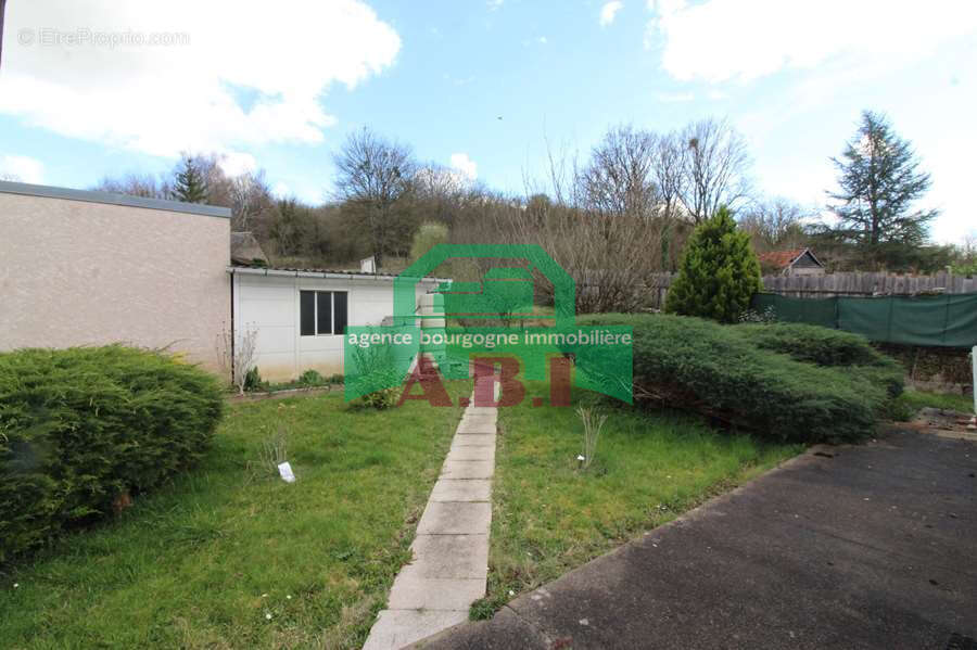 58,  Maison habitable de suite à rafraichir au gout du jour - de plain-pied sur 2345m2 de terrain. - photo 2
