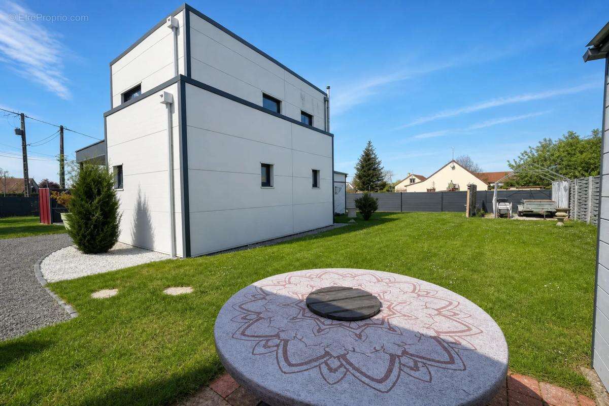 Maison à MONNAIE