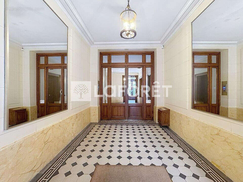 Appartement à PARIS-16E
