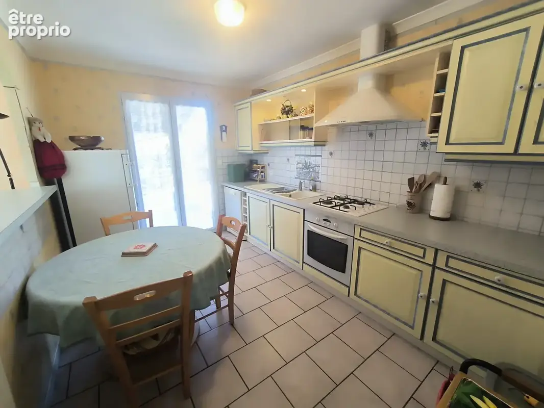 Maison de plain-pied avec jardin arboré, terrasse et dépendance - photo 6