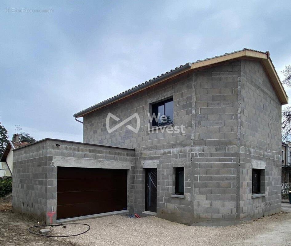 Maison à CHARBONNIERES-LES-BAINS