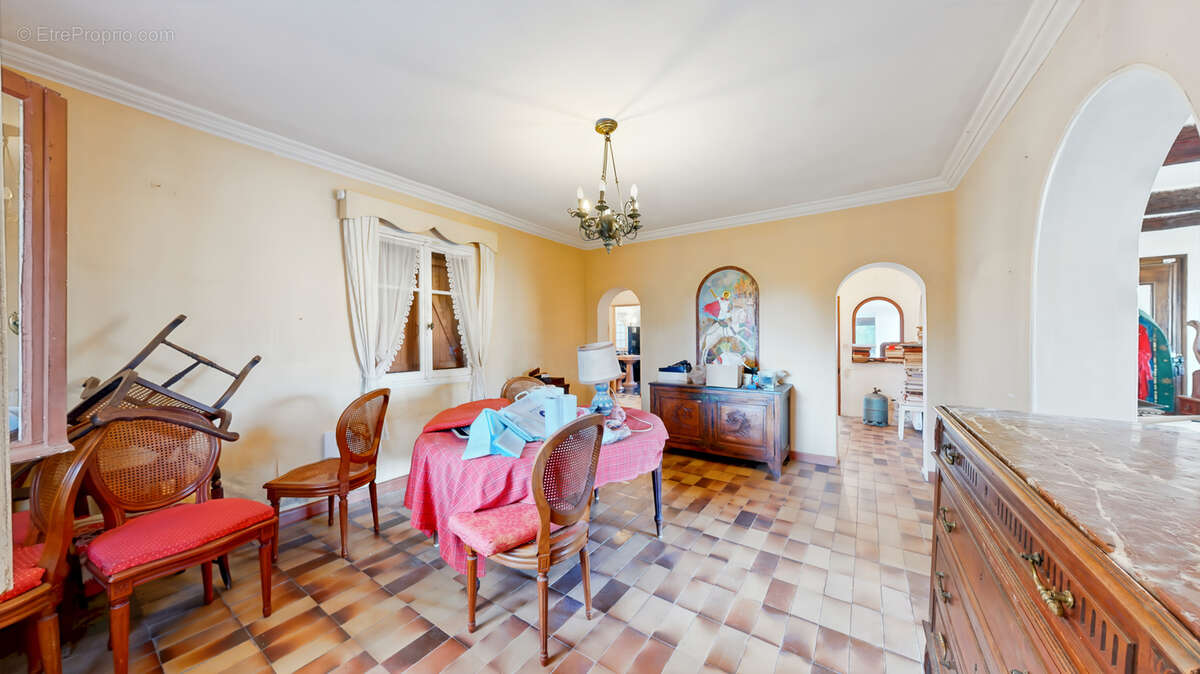 Maison à rénover, piscine, terrain 1660 m2 - photo 9