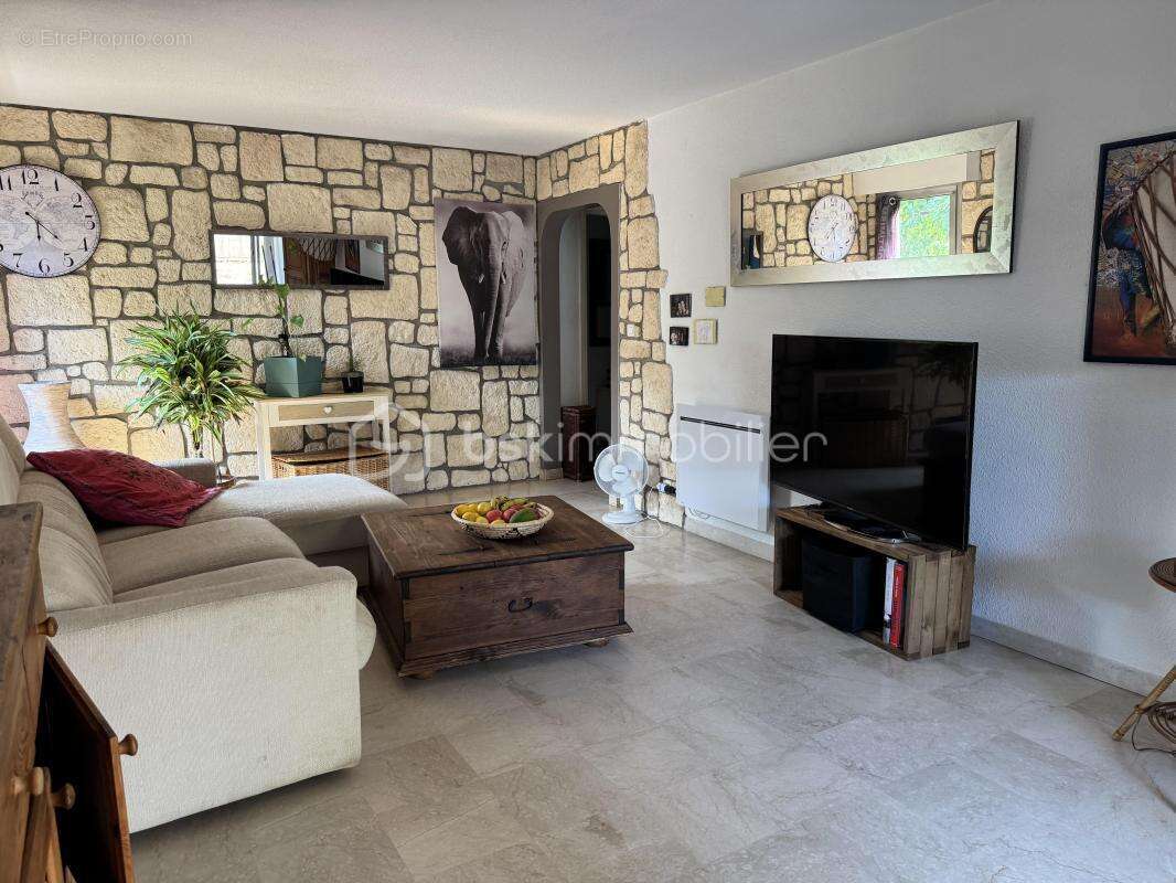 À Saint-Raphaël (83700), dans un quartier recherché, beau T3 de 59,84 m² avec terrasse, jardin privatif de 39 m², garage et cave - photo 12