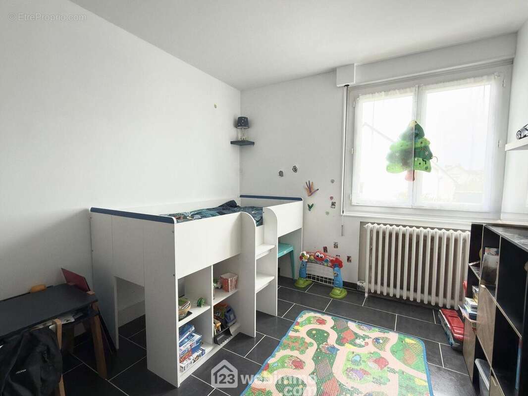 Une première chambre avec placards... - Maison à MAZE