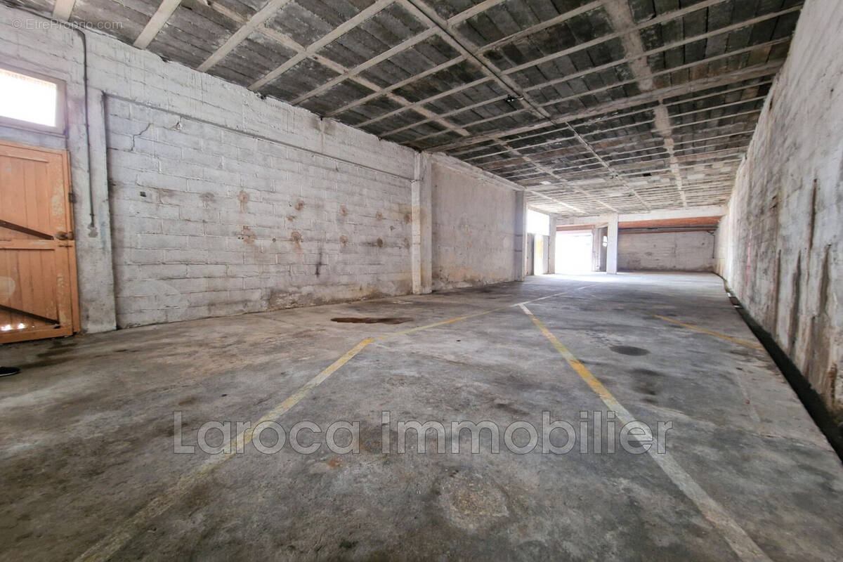 Parking à LE PERTHUS