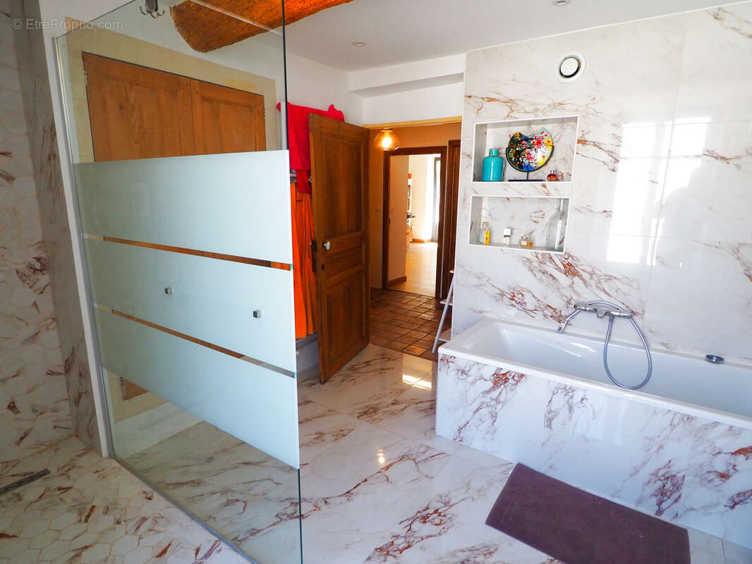 A VENDRE ORAISON Rare à la vente Plein centre Maison de 182 m2 sans travaux - photo 6