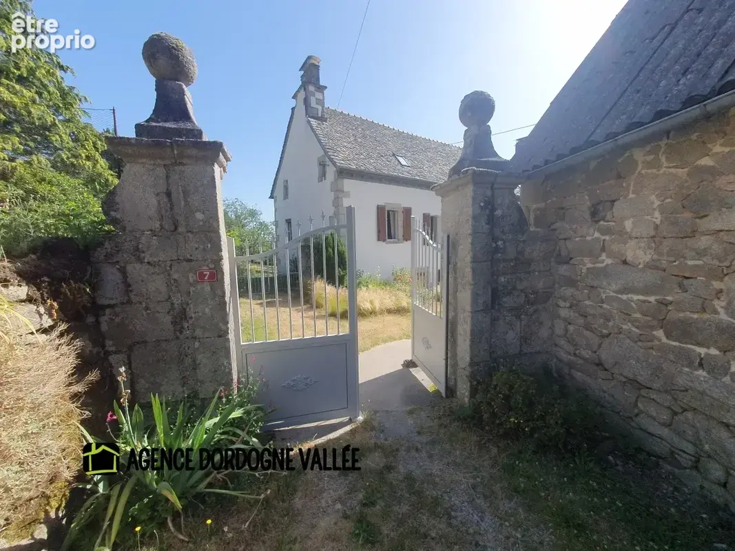 Propriété d'exception en xaintrie, 2,2 ha bois et prés attenants, dépendance ,trés bon état . - photo 2