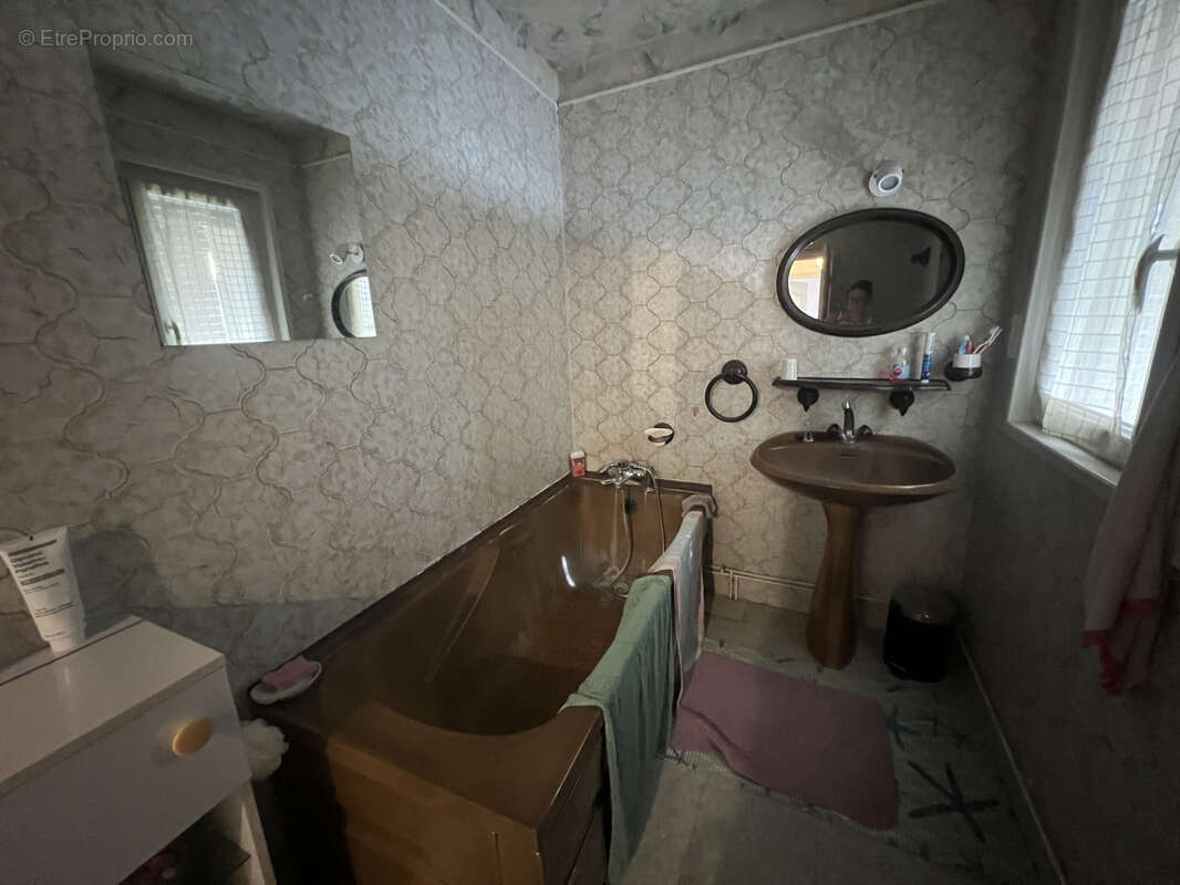 Maison à COURS-LA-VILLE