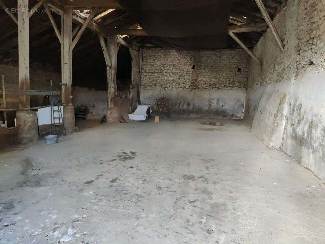 Corps de ferme en pierre 300m²  à  réhabiliter + hangars sur terrain de 6500 m² - photo 5