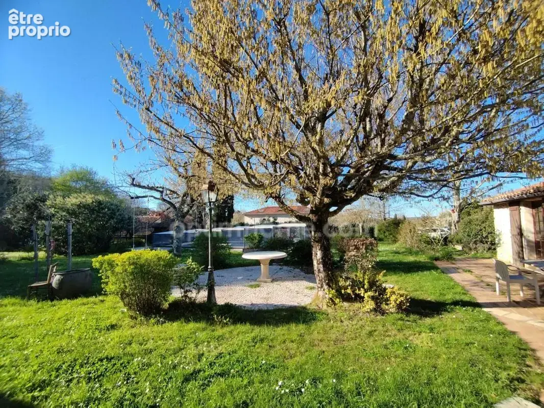 Charente, proche La Rochefoucauld, maison 200 m², piscine couverte avec terrain 5529 m² - photo 5