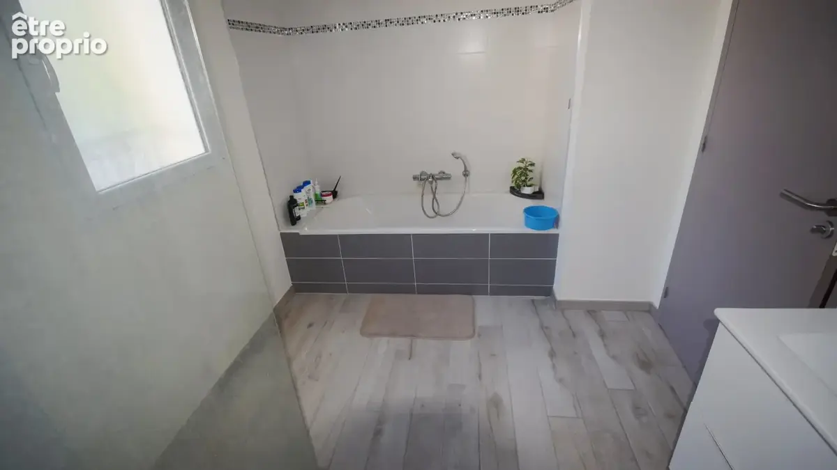 À VENDRE - CREUZIER-LE-VIEUX - Maison de plain-pied d'environ 118,92 m² - photo 8