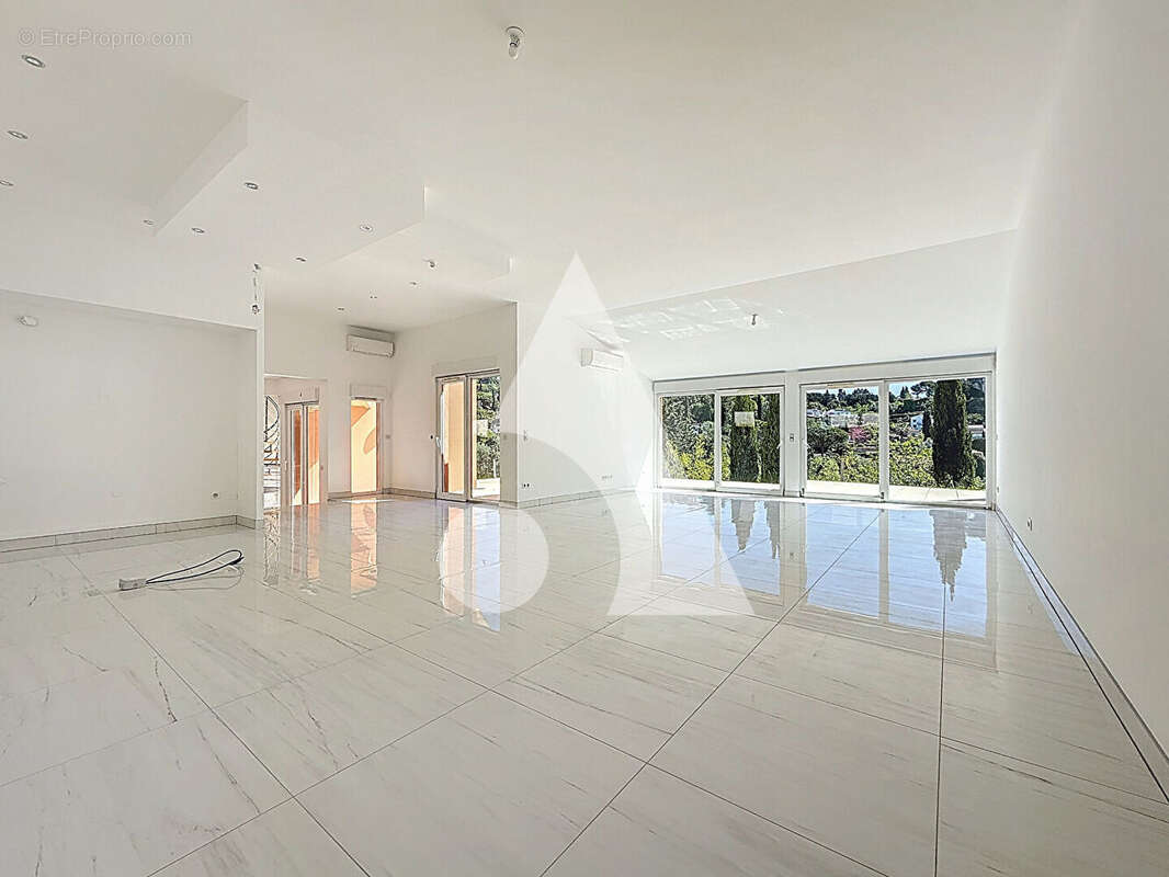 A vendre Villa Neuve à Mougins 5 pièces de 175 m² sur 1225 m² de terrain avec piscine - photo 6