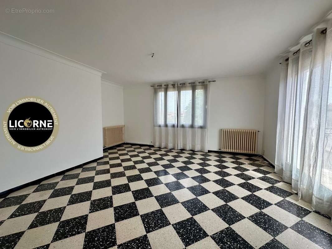 Maison à LE PUY-SAINTE-REPARADE