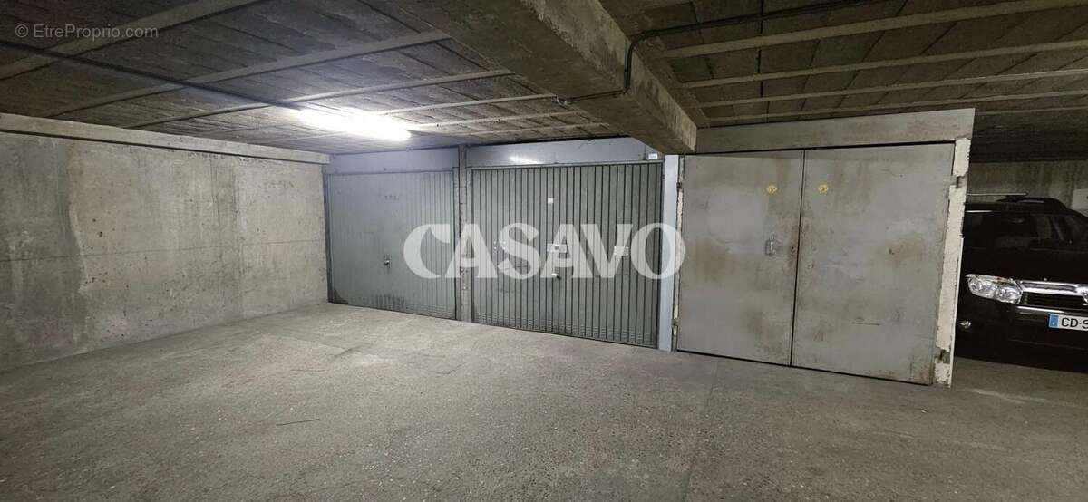 Parking à PARIS-18E