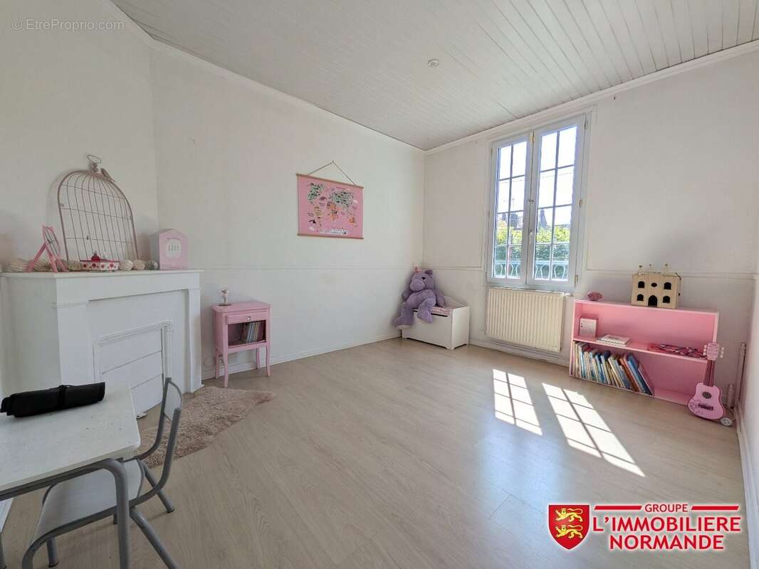 Maison familliale 6 chambres 173m² avec jardin et dépendance. - photo 10