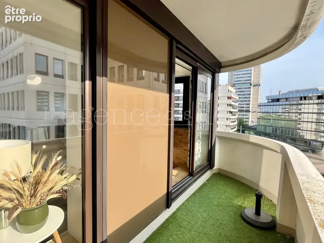 Bordeaux centre - impeccable appartement t2 + balcon dans residence de standing - photo 11