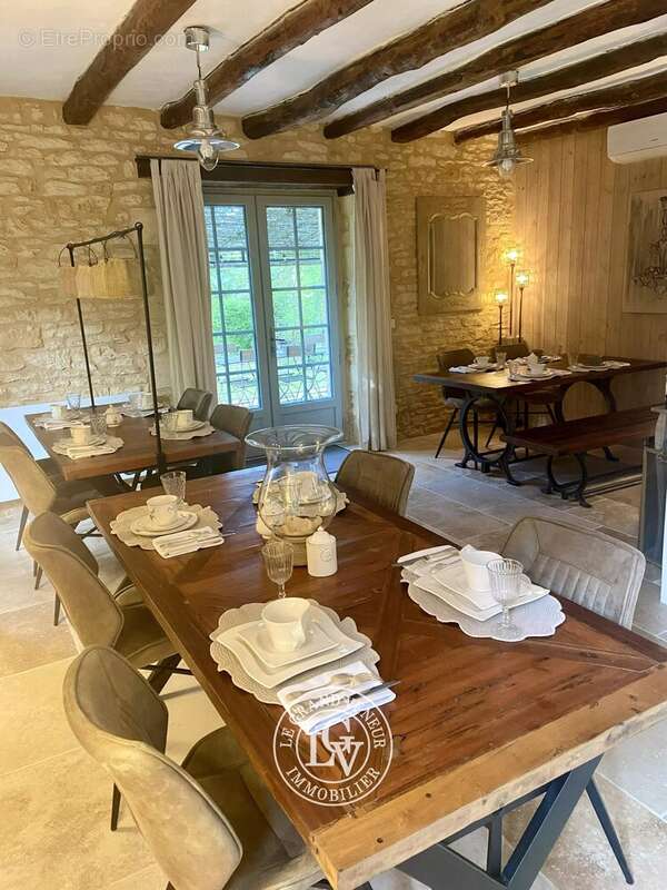 Sarlat- propriété comprenant 8 chambres- dont 5 chambres d'hôtes- 7 salles de bains- piscine- 13047m² de terrain - photo 13