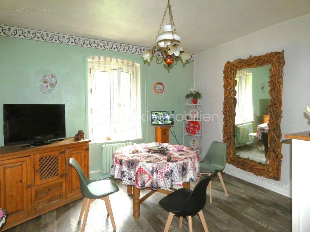 Maison à CHAZELLES-SUR-LYON